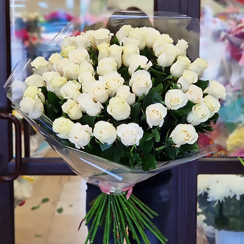 35 белых роз
